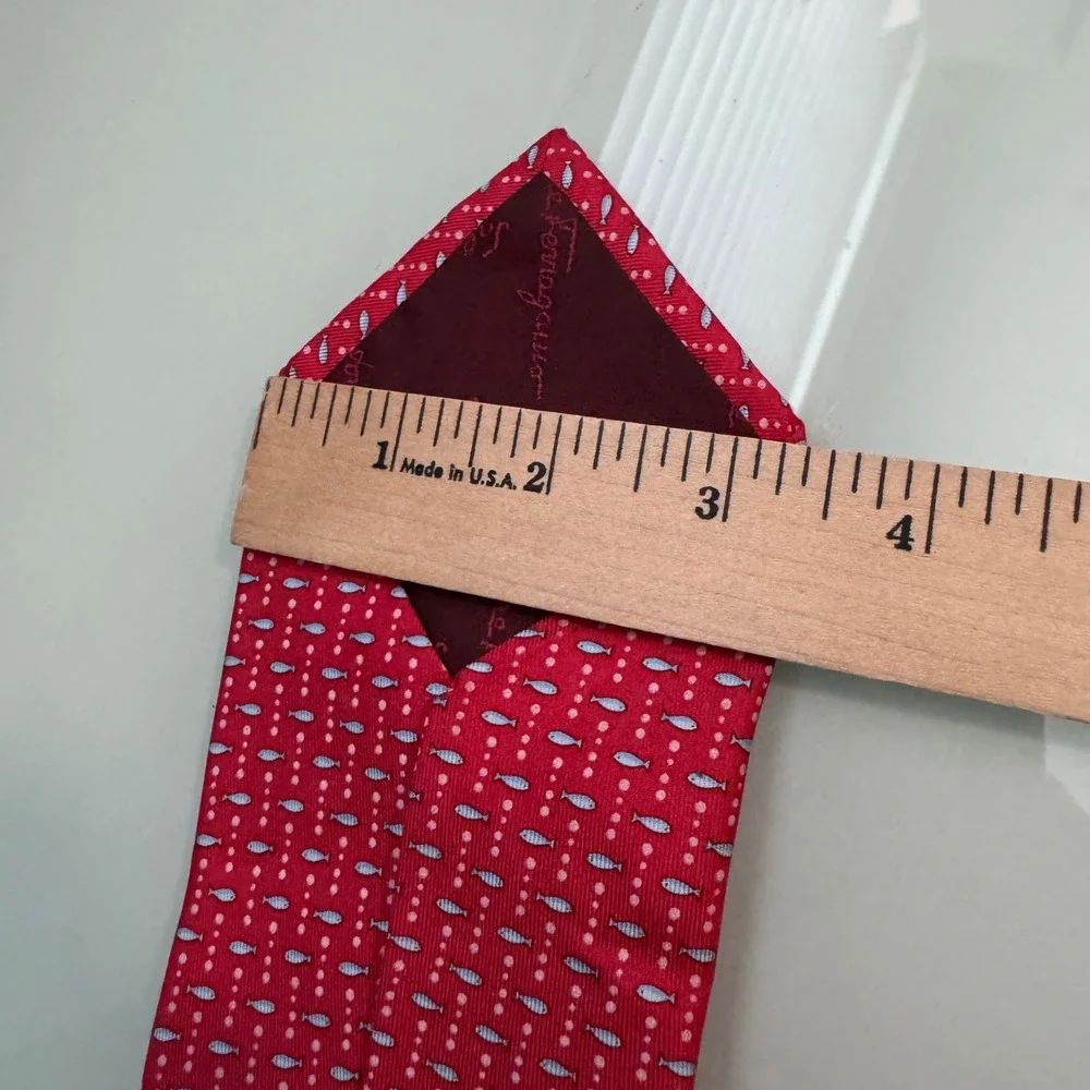 Salvatore Ferragamo Necktie Red Fish Print 100% Silk Tie Made in Italy 56x3.5